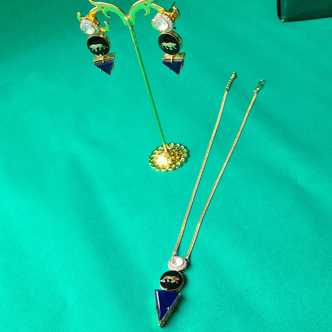 BLUE LIONESS NECKLACE