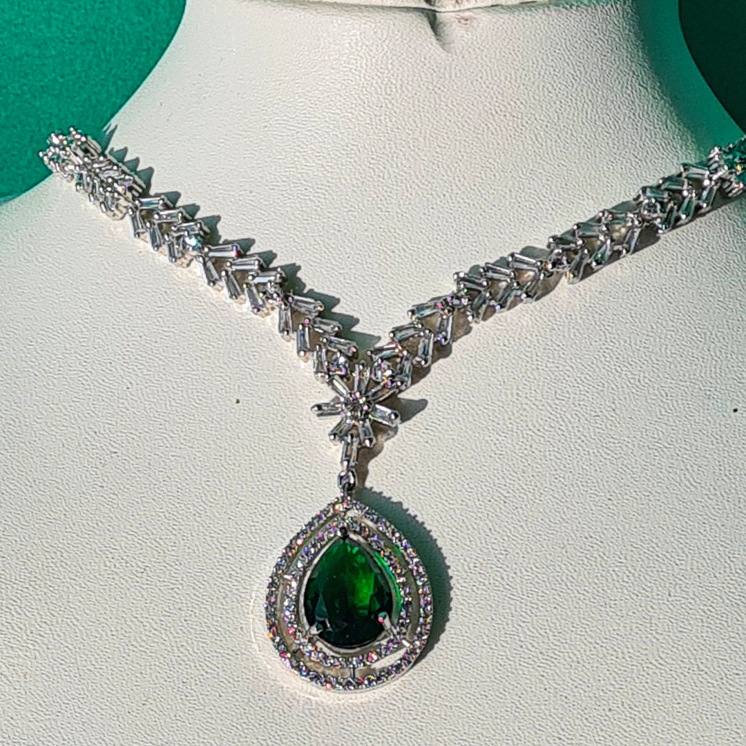 GREEN VELVET NECKLACE