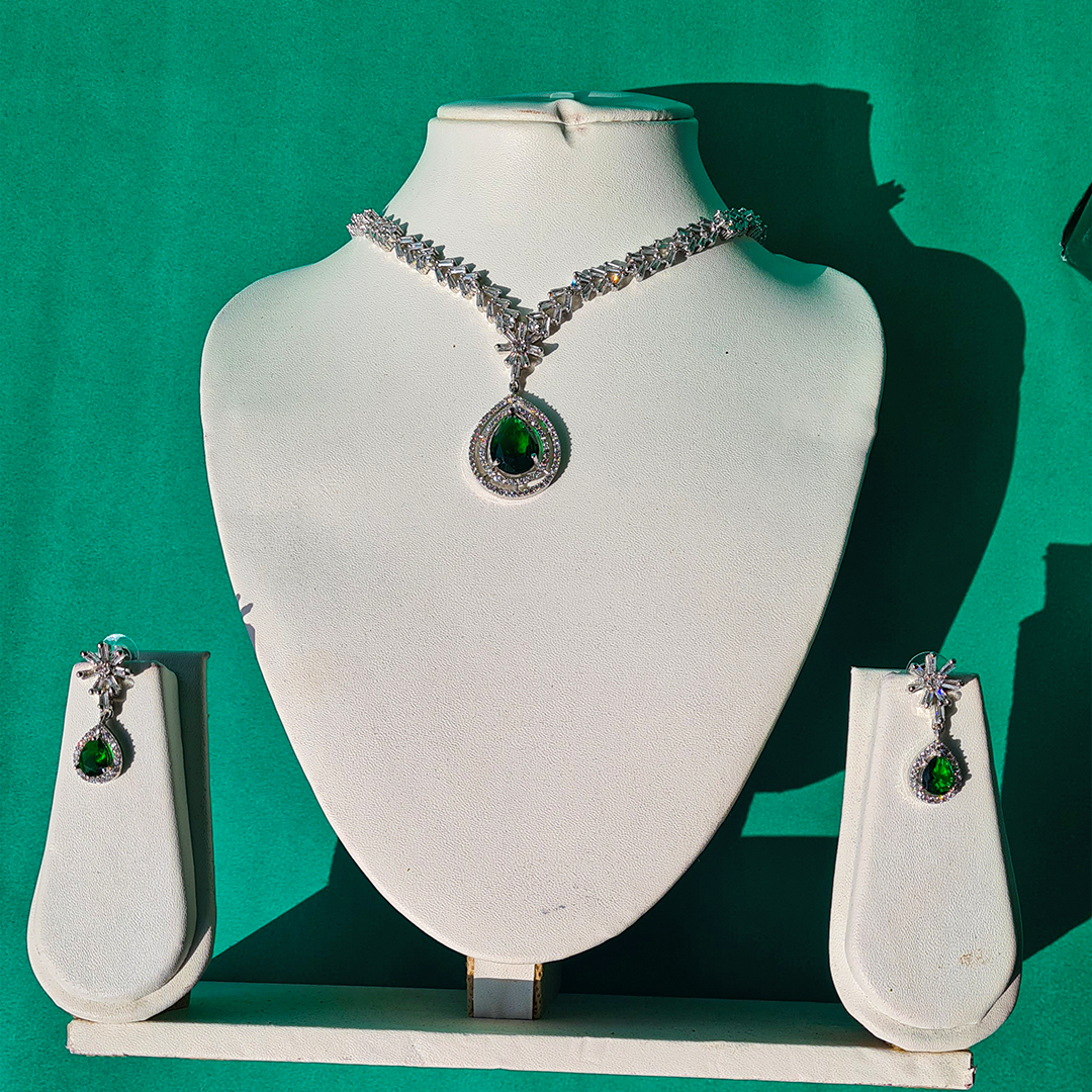 GREEN VELVET NECKLACE