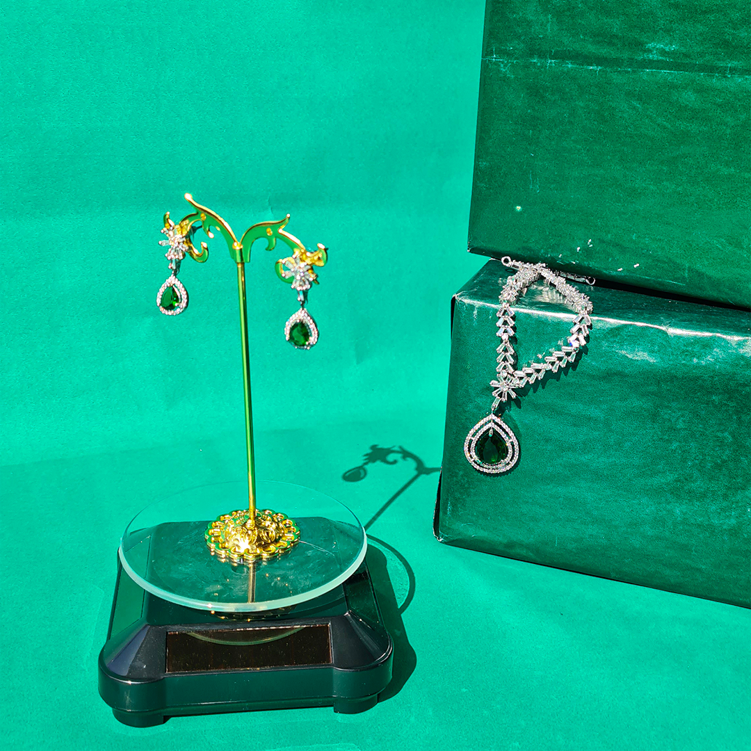 GREEN VELVET NECKLACE