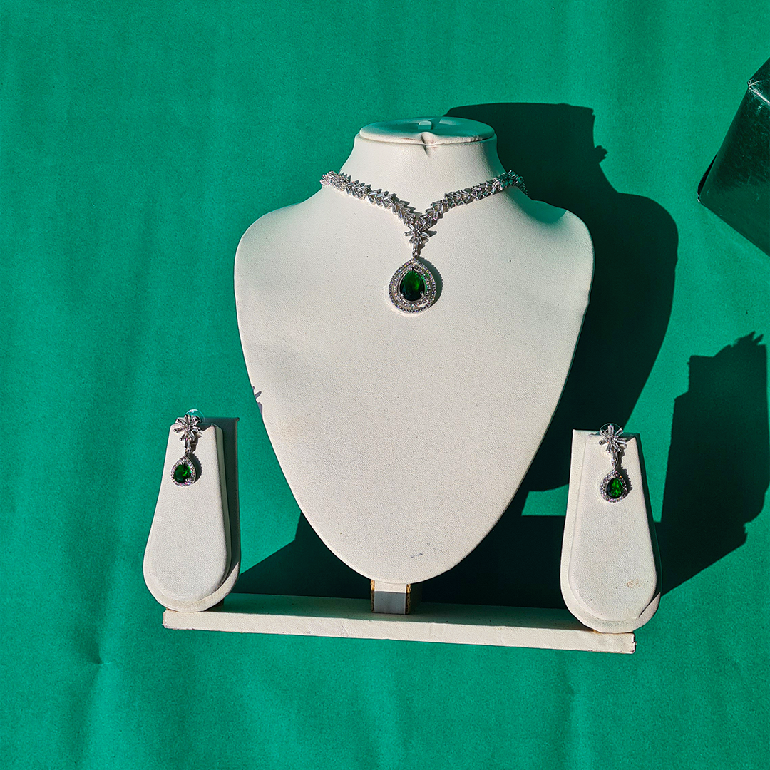GREEN VELVET NECKLACE
